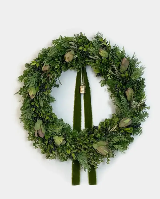 boxwood-leucadendron-wreath-moss-bow-bell