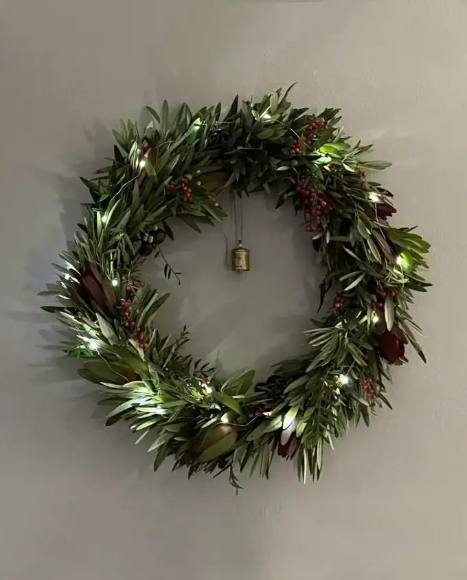 olive-pepperberry-wreath-w-lights-bell-dark